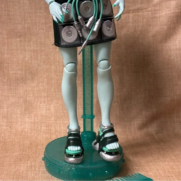 Rainbow High Shadow High Berrie Skies Blue Fashion Doll. Fashionable Outfit - Picture 4 of 6